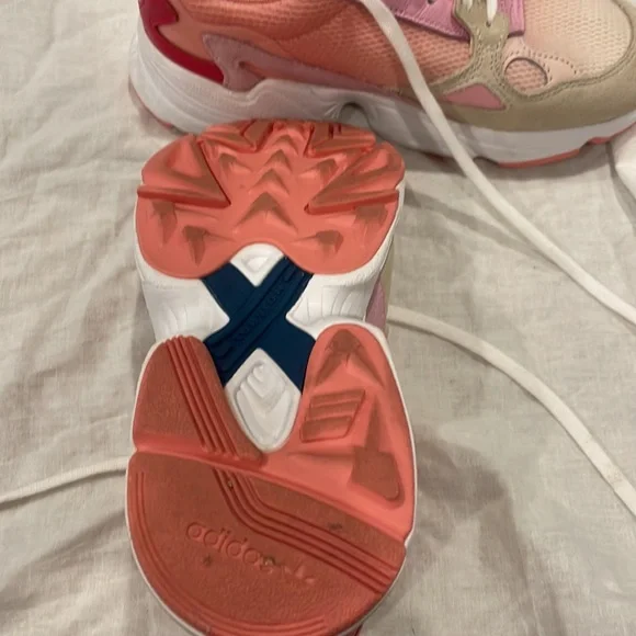 Woman’s Adidas Torsion sneakers - Picture 4 of 4